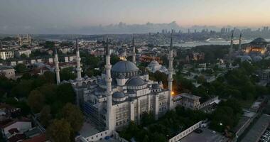 istanbul, Kalkon. sultanahmet med de blå moské och de hagia sophia med en gyllene horn på de bakgrund på soluppgång. filmiska antenn se. foto