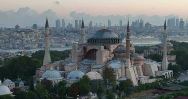 istanbul, Kalkon. sultanahmet med de blå moské och de hagia sophia med en gyllene horn på de bakgrund på soluppgång. filmiska antenn se. foto