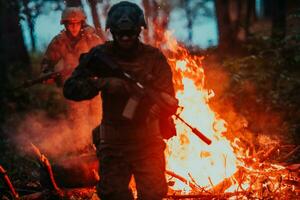 soldat i verkan på natt i de skog område. natt tid militär uppdrag Hoppar över brand foto