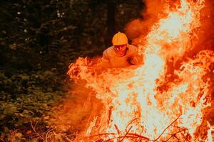 brandman hjälte i verkan fara Hoppar över brand flamma till rädda och spara foto