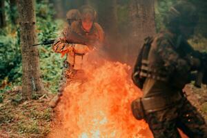 soldat i verkan på natt i de skog område. natt tid militär uppdrag Hoppar över brand foto