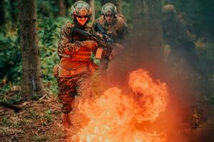 soldat i verkan på natt i de skog område. natt tid militär uppdrag Hoppar över brand foto