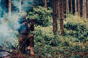 en soldat kämpar i en krigsskog område omgiven förbi brand foto