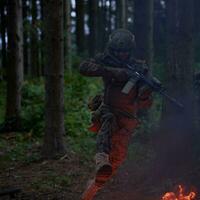 soldat i verkan på natt Hoppar över brand foto