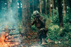 en soldat kämpar i en krigsskog område omgiven förbi brand foto