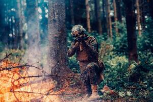 en soldat kämpar i en krigsskog område omgiven förbi brand foto