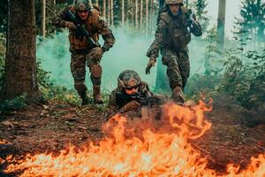 modern krigföring soldater omgiven förbi brand bekämpa i tät och farlig skog områden foto