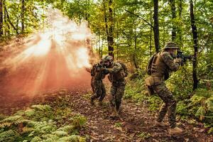 en grupp av modern krigföring soldater är stridande en krig i farlig avlägsen skog områden. en grupp av soldater är stridande på de fiende linje med modern vapen. de begrepp av krigföring och militär konflikter foto