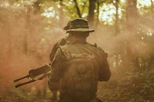 en grupp av modern krigföring soldater är stridande en krig i farlig avlägsen skog områden. en grupp av soldater är stridande på de fiende linje med modern vapen. de begrepp av krigföring och militär konflikter foto