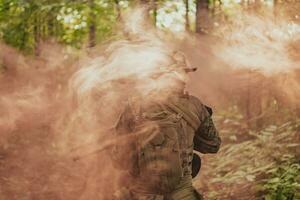 slåss av de militär i de krig. militär trupper i de rök foto