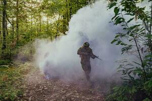 slåss av de militär i de krig. militär trupper i de rök foto