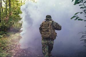 slåss av de militär i de krig. militär trupper i de rök foto