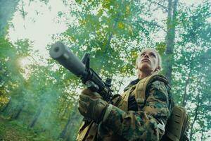 kvinna soldat redo för slåss bär skyddande militär redskap och vapen foto