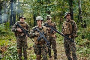 modern krigföring soldater trupp löpning i taktisk slåss bildning kvinna som en team ledare foto