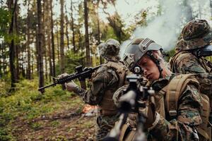 modern krigföring soldater trupp löpning i taktisk slåss bildning kvinna som en team ledare foto