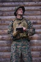 soldat använder sig av läsplatta dator i militär läger foto