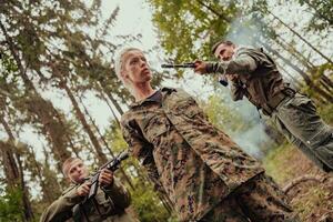 terrorister var fånga Levande kvinna soldat och förhör henne på särskild taktik våldsam sätt foto