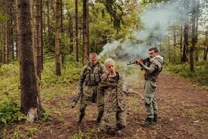 terrorister var fånga Levande kvinna soldat och förhör henne på särskild taktik våldsam sätt foto