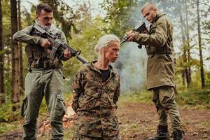 terrorister var fånga Levande kvinna soldat och förhör henne på särskild taktik våldsam sätt foto