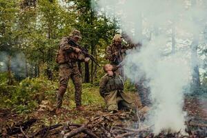 soldater trupp var fånga Levande terrorist och förhör dem på dem på särskild taktik våldsam sätt foto