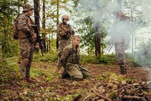 soldater trupp var fånga Levande terrorist och förhör dem på dem på särskild taktik våldsam sätt foto