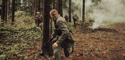 soldater trupp var fånga Levande terrorist och förhör dem på dem på särskild taktik våldsam sätt foto