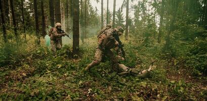 soldater trupp var fånga Levande terrorist och förhör dem på dem på särskild taktik våldsam sätt foto