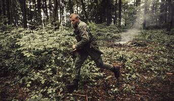 soldater trupp var fånga Levande terrorist och förhör dem på dem på särskild taktik våldsam sätt foto