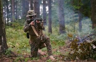 soldat i verkan siktar på vapen laser syn optik foto