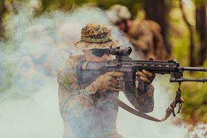 en soldat kämpar i en krigsskog område omgiven förbi brand foto