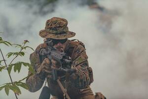 en soldat kämpar i en krigsskog område omgiven förbi brand foto