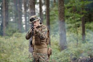 soldat i verkan siktar på vapen laser syn optik foto