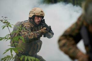 soldat i verkan siktar på vapen laser syn optik foto