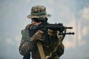 soldat i verkan siktar på vapen laser syn optik foto