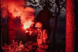 en soldat kämpar i en krigsskog område omgiven förbi brand foto