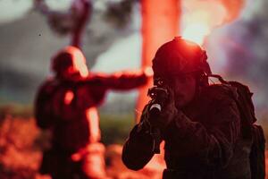 soldater team i verkan på natt uppdrag militär begrepp foto