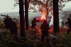 soldater team i verkan på natt uppdrag militär begrepp foto