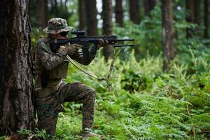 soldat i verkan siktar på vapen laser syn optik foto