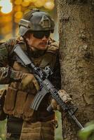 en modern krigföring soldat på krig plikt i tät och farlig skog områden. farlig militär rädda operationer foto