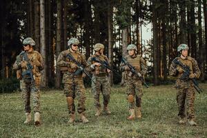 soldat kämpar stående tillsammans med vapen. grupp porträtt av oss armén elit medlemmar, privat militär företag militärer, anti terrorist trupp foto