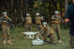 modern krigföring soldater trupp är använder sig av Drönare för scouting och övervakning under militär drift i de skog. foto