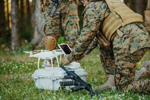 modern krigföring soldater trupp är använder sig av Drönare för scouting och övervakning under militär drift i de skog. foto