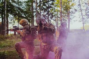 soldat kämpar stående tillsammans med vapen. grupp porträtt av oss armén elit medlemmar, privat militär företag militärer, anti terrorist trupp foto