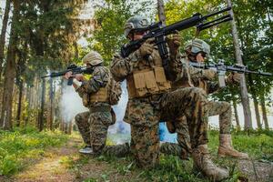 soldat kämpar stående tillsammans med vapen. grupp porträtt av oss armén elit medlemmar, privat militär företag militärer, anti terrorist trupp foto