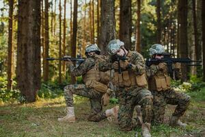 soldat kämpar stående tillsammans med vapen. grupp porträtt av oss armén elit medlemmar, privat militär företag militärer, anti terrorist trupp foto