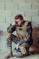upprörd soldat har psykologisk problem innehav hans huvud foto