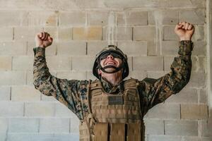 Framgång i de krig kampanj. en soldat med Uppfostrad händer firar de framgångsrik erövring av fiende territorium foto