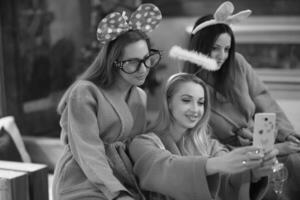 flickor håller på med selfy på bachelorette fest foto