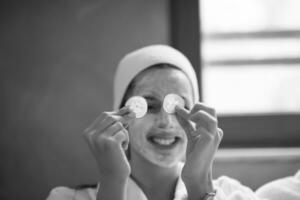kvinna är få ansiktsbehandling lera mask på spa foto