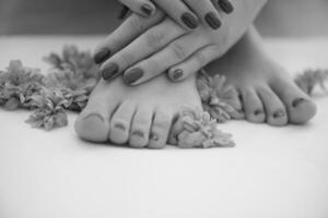 kvinna fötter och händer på spa salong foto